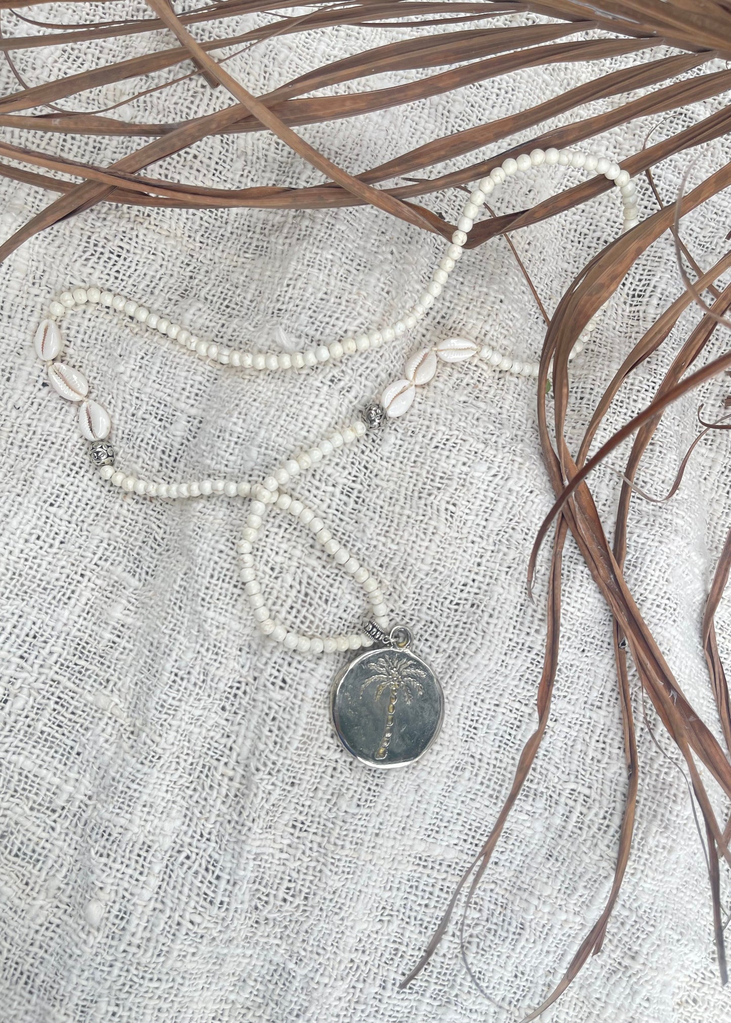 PALM SHELL BEADED NECKLACE
