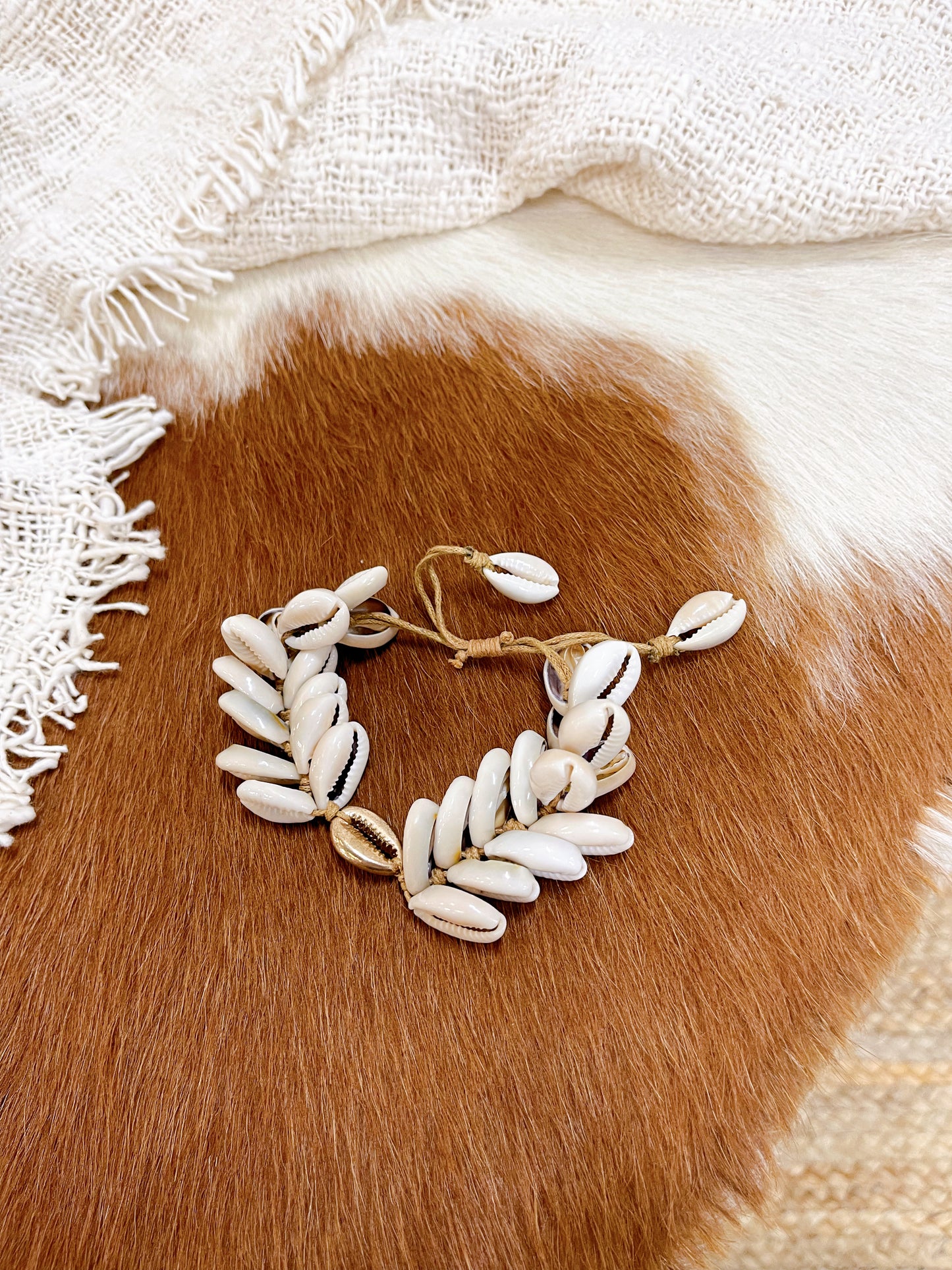 COWRIES SHELL BRACELET ~ SINGLE GOLD COLOURED COWRIE
