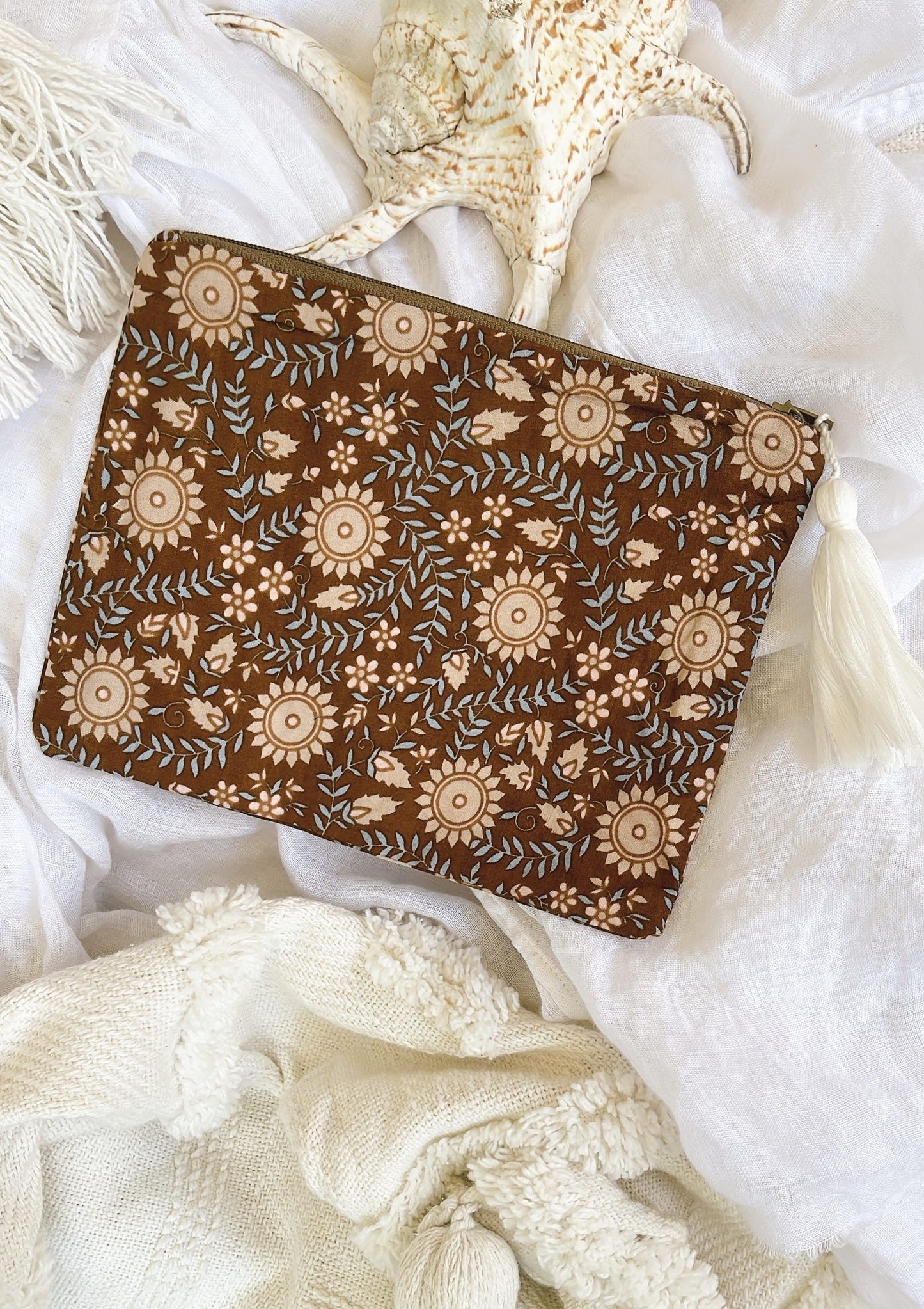 GODDESS DOOR SCARLET POUCH ~MOCHA