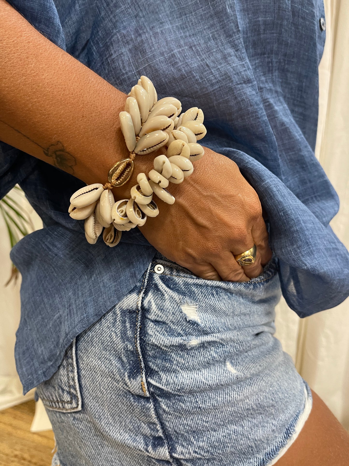 COWRIES SHELL BRACELET ~ SINGLE GOLD COLOURED COWRIE